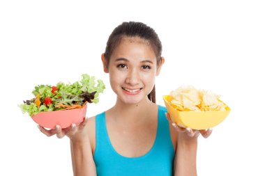 Güzel Asyalı sağlıklı kız salata ve patates cipsi