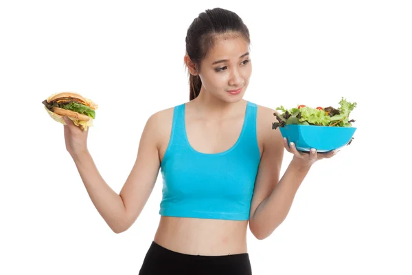 Schöne asiatische gesunde Mädchen mit Salat und Hamburger — Stockfoto