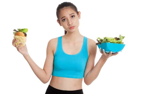 Mooie Aziatische gezond meisje met salade en hamburger — Stockfoto