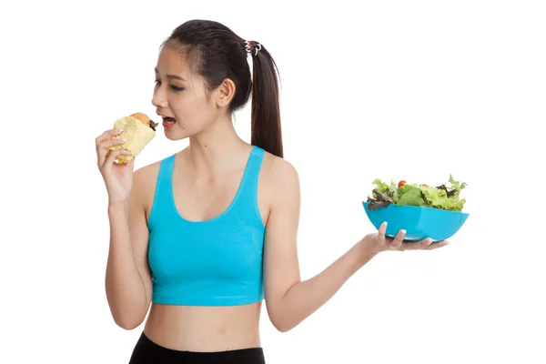 Krásná Asiatka zdravé se salátem a hamburger — Stock fotografie