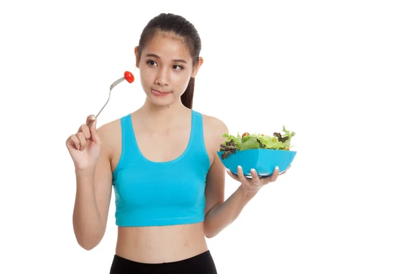Азиатская здоровая девочка с удовольствием ест салат — стоковое фото