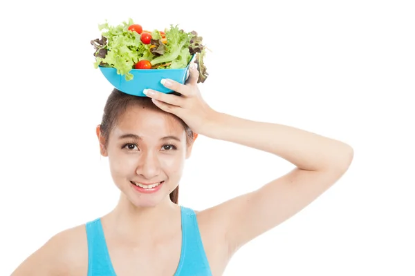 Menina saudável asiática bonita com salada — Fotografia de Stock