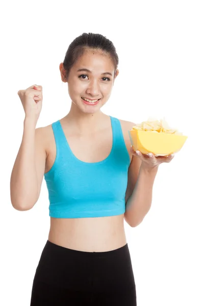 Schöne asiatische gesunde Mädchen essen Kartoffelchips — Stockfoto