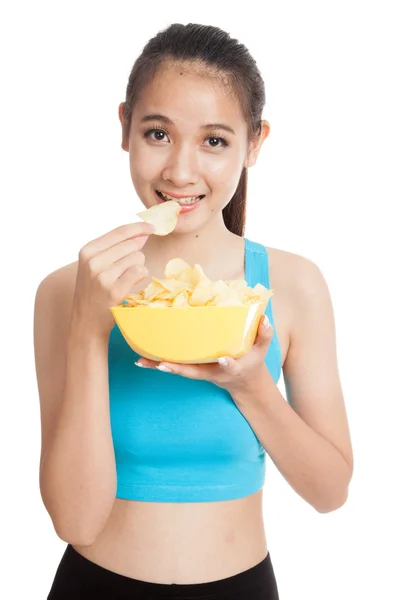 Krásná Asiatka zdravé jíst bramborové lupínky — Stock fotografie