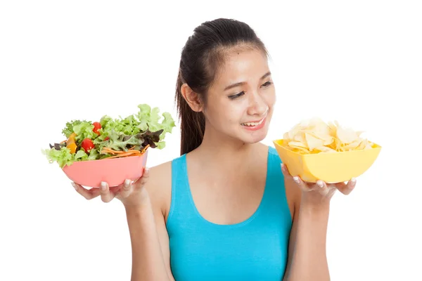 Hermosa chica asiática saludable ensalada y patatas fritas — Foto de Stock