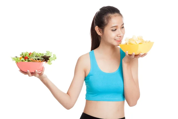 Mooie Aziatische gezond meisje salade en aardappels, chips — Stockfoto