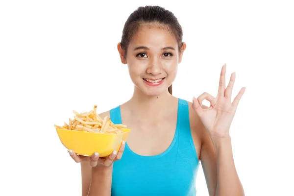 Asiática sana chica comer papas fritas show OK signo —  Fotos de Stock