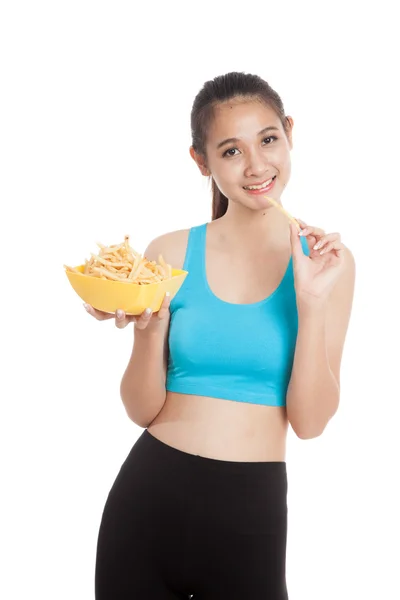 Schöne asiatische gesunde Mädchen essen Pommes frites — Stockfoto