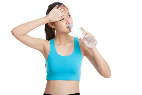 Gadis Asia yang cantik dengan sebotol air minum — Stok Foto