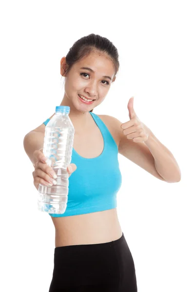 Güzel Asyalı sağlıklı kız şişe içme suyu ile — Stok fotoğraf