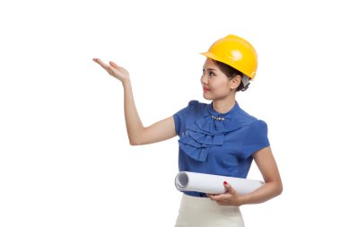 Asya mühendisi kadın planları ile palm elini göster