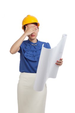 Asya mühendisi kadın planları ile çalıştı