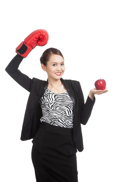 Joven mujer de negocios asiática con manzana roja y guante de boxeo — Foto de Stock