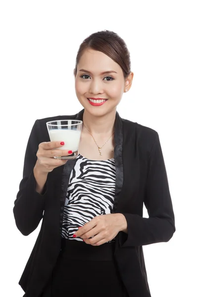 Gesunde asiatische Frau trinkt ein Glas Milch — Stockfoto