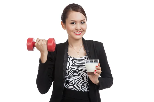 Gezonde Aziatische vrouw drinken van een glas melk en halter — Stockfoto