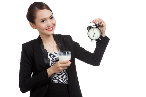 Saludable mujer asiática bebiendo vaso de leche celebrar reloj — Foto de Stock