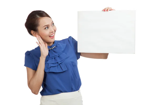 Emocionado joven mujer asiática con signo en blanco —  Fotos de Stock