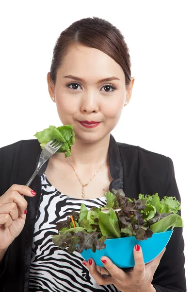 Gezonde Aziatische zakenvrouw met salade — Stockfoto