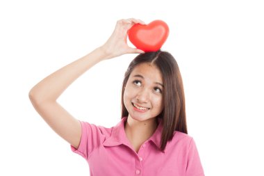 Kırmızı kalpli güzel Asyalı kız