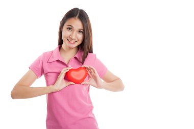 Kırmızı kalpli güzel Asyalı kız