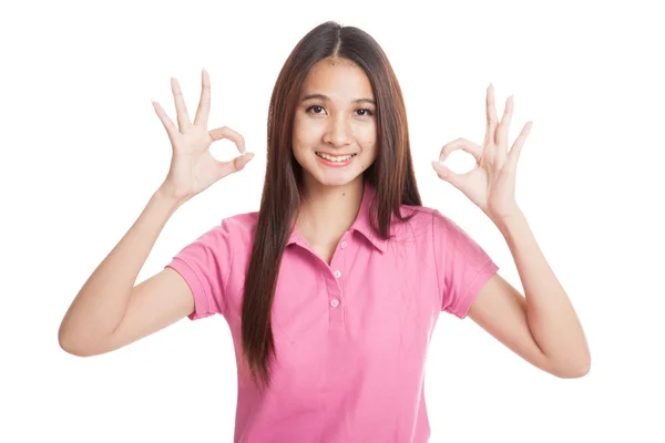 美丽的亚洲女孩显示两个 Ok 的手势 — 图库照片