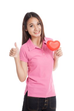 Kırmızı kalpli güzel Asyalı kız