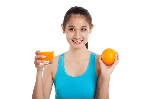 Hermosa chica sana asiática con jugo de naranja y fruta de naranja — Foto de Stock