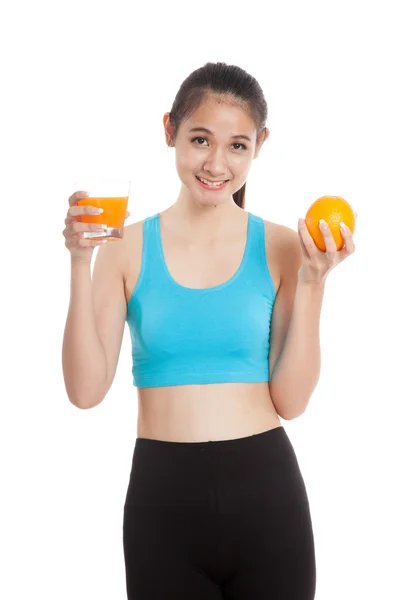 Gyönyörű ázsiai egészséges lány narancslé és narancssárga gyümölcs — Stock Fotó