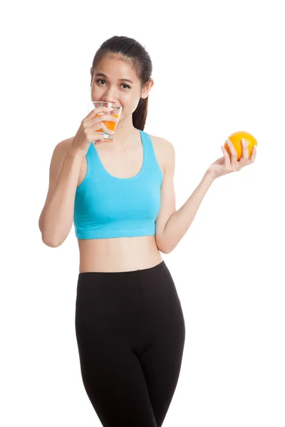오렌지 주스와 오렌지 과일 아시아 아름 다운 건강 한 여자 — 스톡 사진