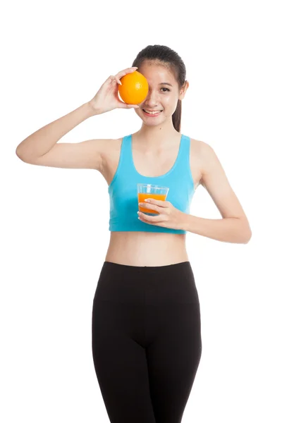 Hermosa chica sana asiática con jugo de naranja y fruta de naranja — Foto de Stock