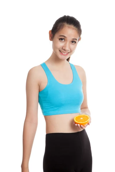 Азиатская здоровая девочка с апельсиновыми фруктами — стоковое фото