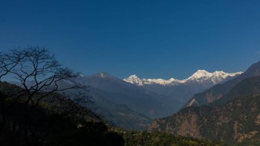 Kanchenjunga Dağı 'nın üzerine ilk güneş ışınlarının düştüğü panoramik bir manzara.