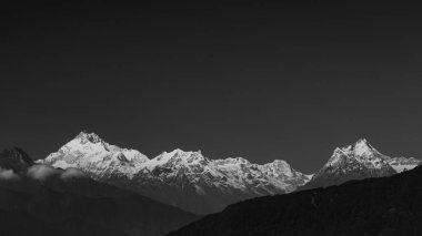 Tek renkli Kanchenjunga Dağı 'nın panoramik manzarası. Tüm dağ sırası Sikkim Hindistan' da görülebiliyor.