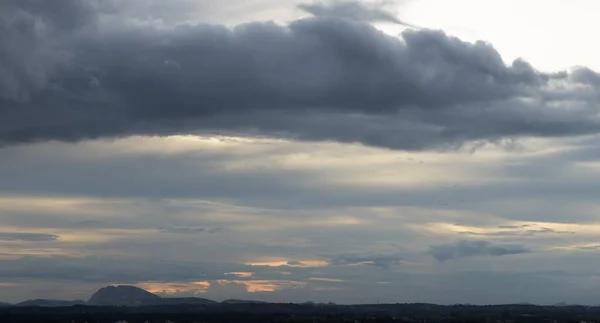Eine Panoramische Silhouette Niedriger Hügel Weitwinkelblick Und Schöne Wolkenbildung Horizont — Stockfoto