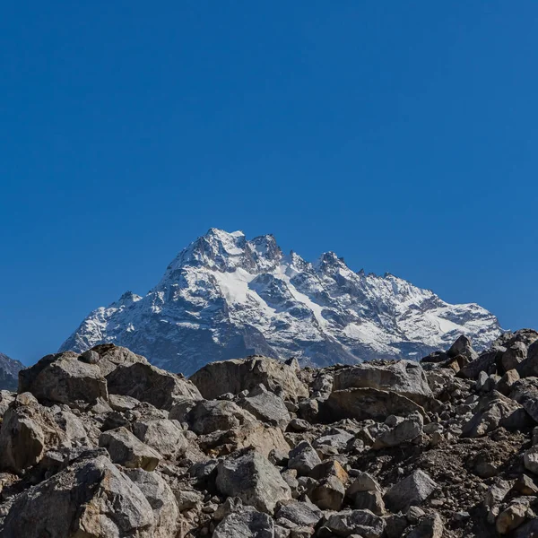 Een Ansichtkaart Afbeelding Van Een Majestueuze Piek Met Blauwe Lucht — Stockfoto