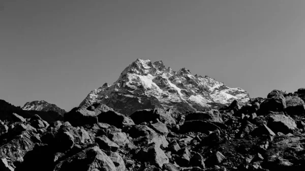 Een Ansichtkaart Afbeelding Van Een Majestueuze Piek Met Blauwe Lucht — Stockfoto