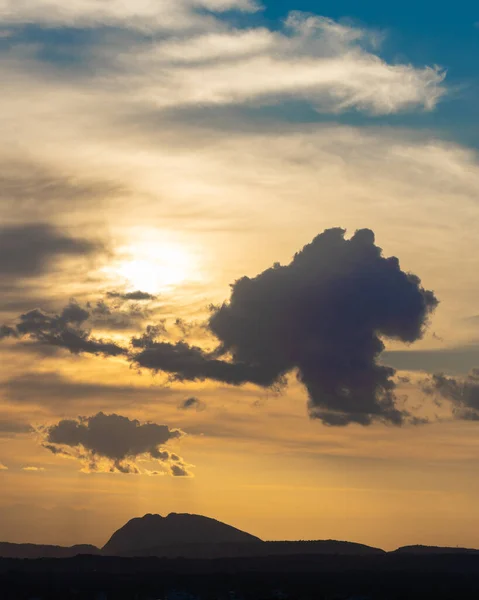 Silhouette Von Hügeln Gegen Schönes Goldenes Stundenlicht Mit Weitwinkel Und — Stockfoto