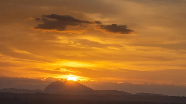 Sylwetka Wzgórza Przeciwko Pięknej Złotej Godzinie Światło Piękne Chmury Formacji — Zdjęcie stockowe