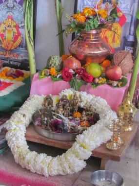 Hindu ayininde olduğu gibi meyve ve diğer malzemeler namazdan önce sunulur.