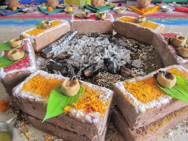 Ein Kamin Mit Verbrannter Asche Der Mitte Für Hinduistische Religiöse — Stockfoto