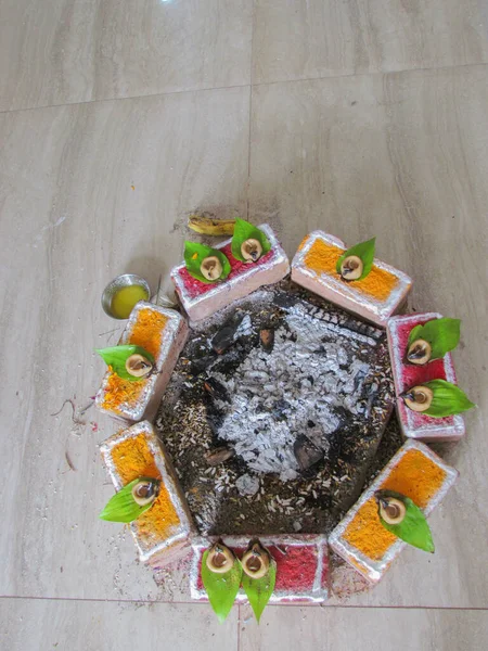Ein Kamin Mit Verbrannter Asche Der Mitte Für Hinduistische Religiöse — Stockfoto