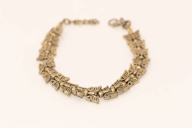 Beyaz arka planı olan bir el bileziğinin seçmeli odak Macro fotoğrafı 