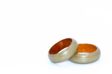 Temiz beyaz arkaplan ve çeşitli açılardan çekilmiş bir çift yeşil tahta bileziğin makro görüntüsü