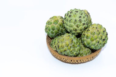 Taze yeşil muhallebi elmaları beyaz arka planlı ahşap bir sepette tutulur.