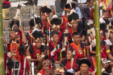 4 Aralık 2016 'da Hindistan' ın Nagaland kentindeki Kisama Köyü arenasında geleneksel kıyafetlerini giymiş ve birlikte oturan Naga kabilesinin seçici odak noktası.