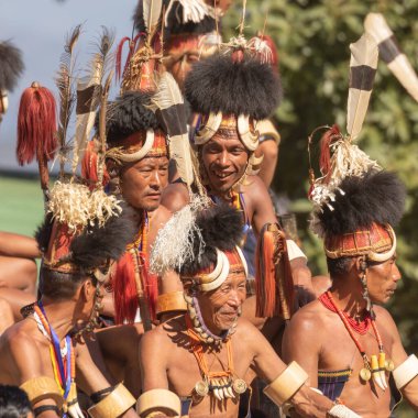 4 Aralık 2016 'da Hindistan' ın Nagaland köyünde geleneksel giysilerini giymiş bir grup Naga kabilesi oturuyordu.