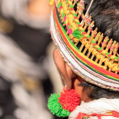 4 Aralık 2016 'da Kisama Nagaland Hindistan' da geleneksel renkli başlık takan bir Naga kabilesinin seçici odak noktası.