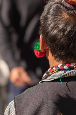 4 Aralık 2016 'da Kisama Nagaland Hindistan' da geleneksel bir küpe takan kabile kıyafetli genç bir Naga kabilesinin seçici odak noktası.