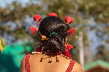 Geleneksel başlık takan geleneksel Naga kabilesi kadınlarının seçici odak noktası