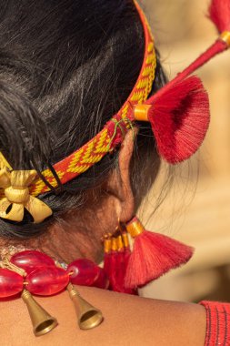 Seçici odak noktası, geleneksel kabile kırmızı küpesi ve Naga kadınları tarafından takılan başlığın Macro görüntüsü.